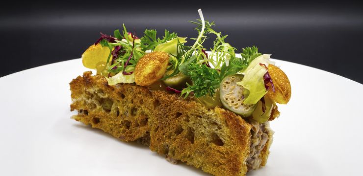 Leckerbissen aus dem Restaurant Lecker angerichteten Speise aus dem Restaurant auf weißem Teller